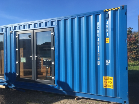 steelcave wohncontainer frontansicht